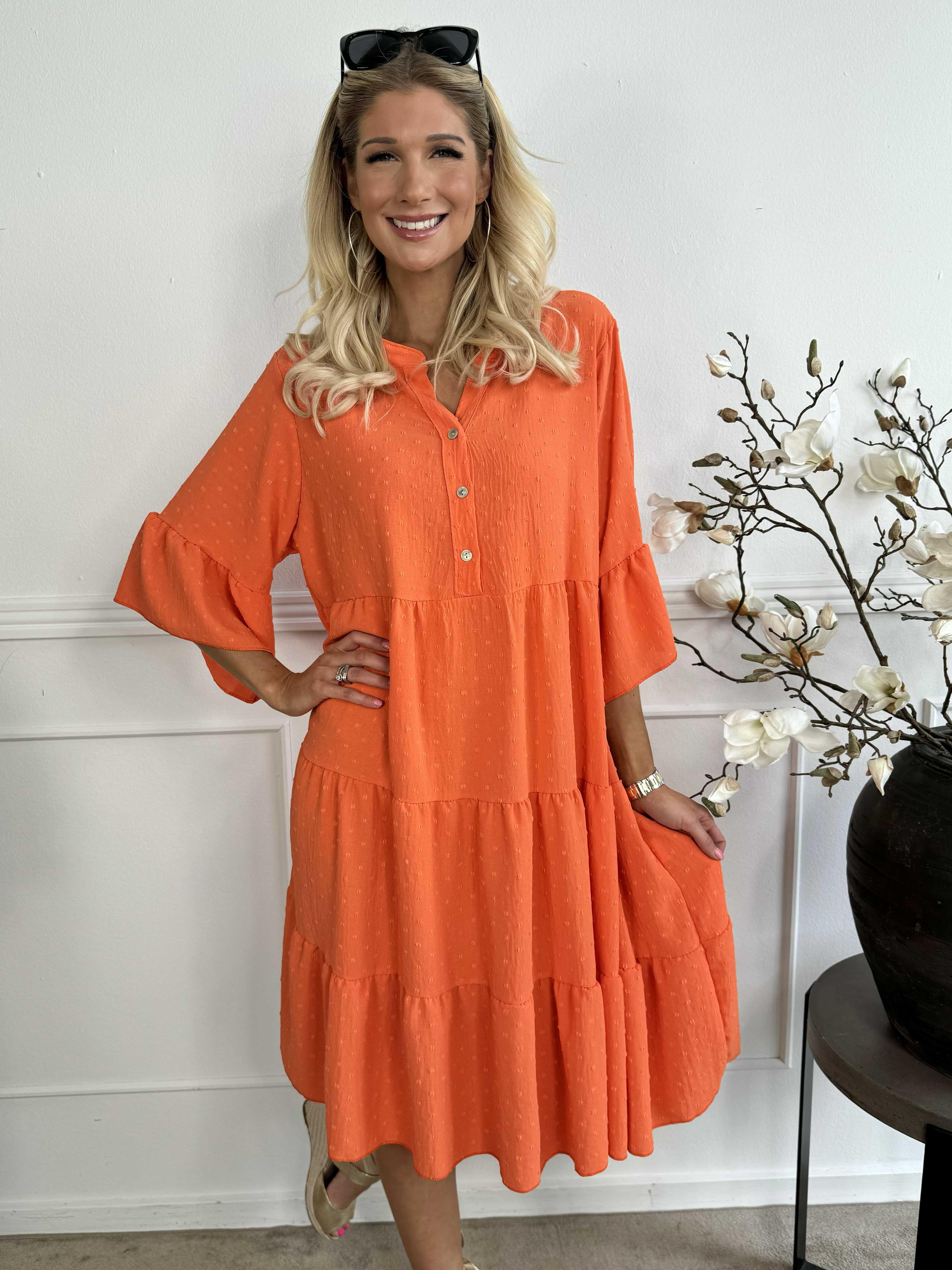 Amanda - Feminin klänning med söta ärmar